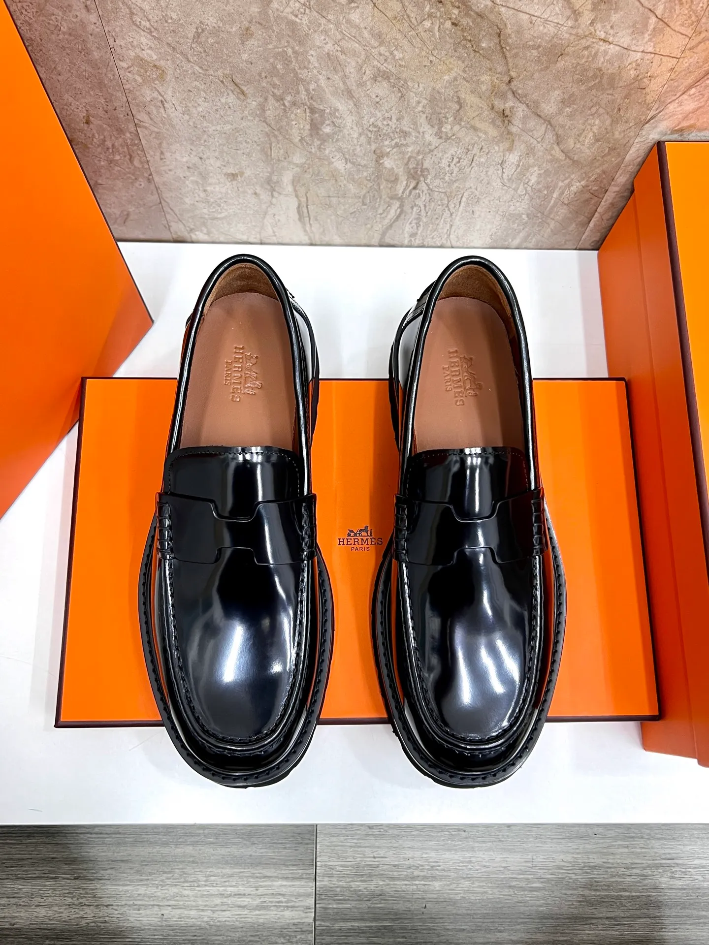 Original order quality P840 Brand: Hermès Standard code: Men's code: 39.40.41.42.43.44. (38.45 custom-made Grade: Same as the official website Original order quality Material: Original cowhide Original breathable cowhide lining Original outsole Style category: Men's fashionable casual leather shoes Color: Actual picture